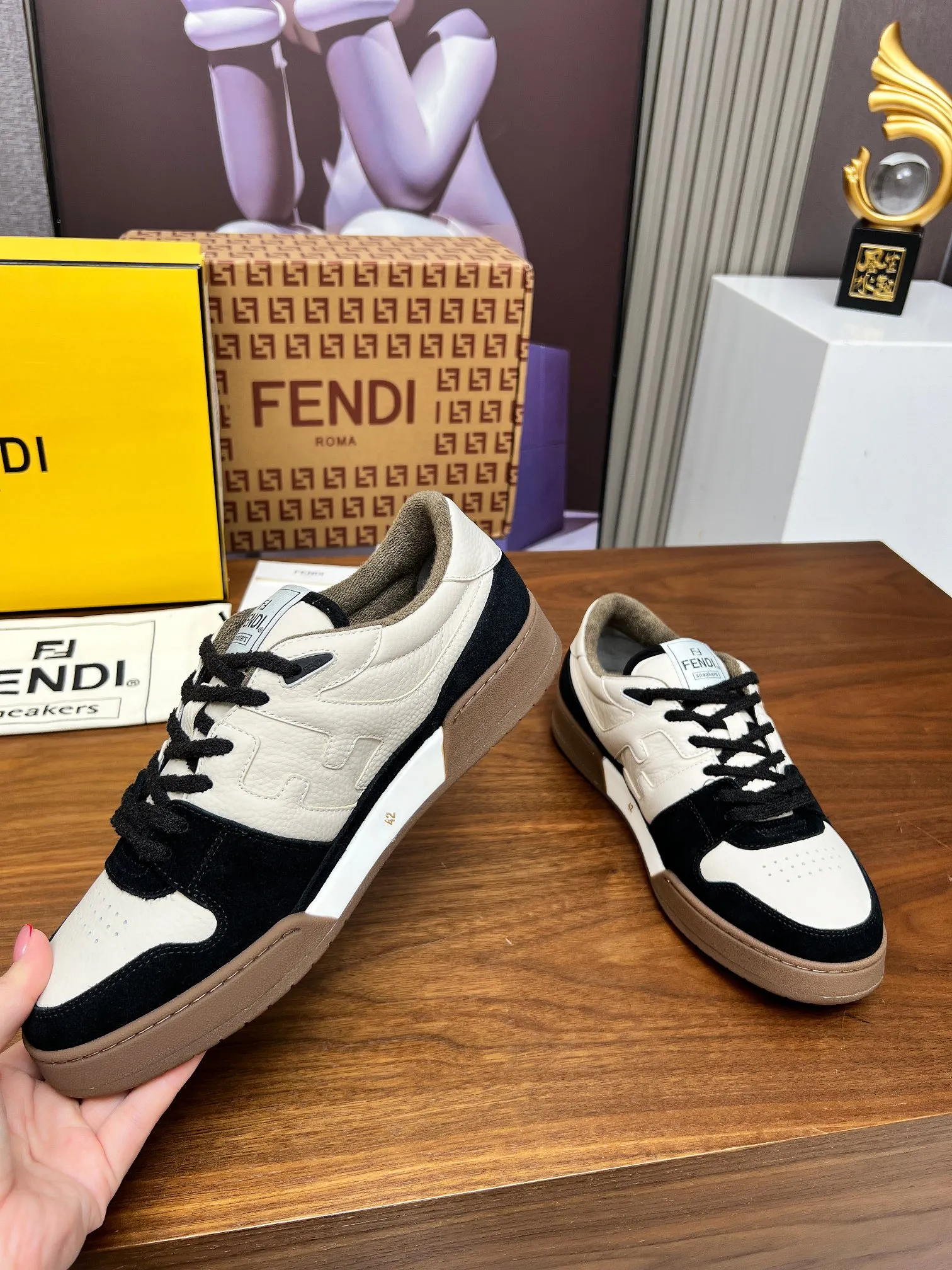 Factory price 660💰 Fendi·Fendi⛳️Hot-selling 35--45 couple model👫 FD match Original purchase for RMB14340 One-to-one reproduction Designer Kim Jones's first sneaker fendi match and Donkey brand Trainer basketball sneakers, fresh blood injected with FF retro design Super good-looking and versatile, the upper is made of cowhide and cowhide splicing combination, with concave and convex double F on the side The logo lining is made of terry velvet 🤗Super soft on the feet, lightweight and comfortable to match with a sweatshirt, original full package! ✦ Fabric: cowhide + cowhide color matching ✦ Lining: original terry velvet lining ✦ Sole: original molded multi-color color matching sole ✦ Sole: mesh injection molding pad ✦ Sole thickness: 3.5cm ✦ Female size: 35--40, female 40 customized ✦ Male size: 39--45, male 45 customized